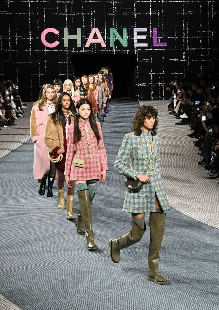 bottes femme tendance hiver 2022 Wellington boots bottes de pluie en version haute XXL Fashion Week Chanel