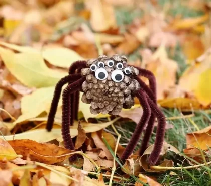 bricolage araignée facile avec pommes de pin projet DIY halloween 2022 enfants