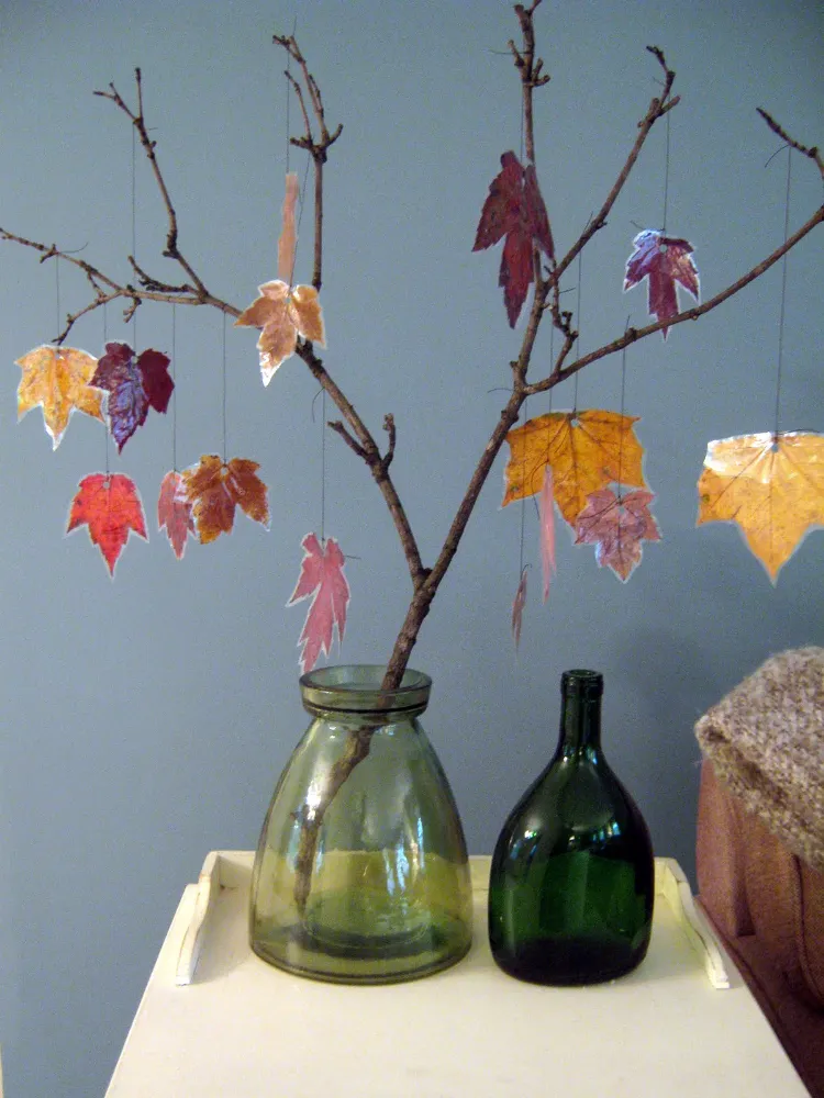 bricolage automne avec des feuilles bouquet vase verre teinté idée déco