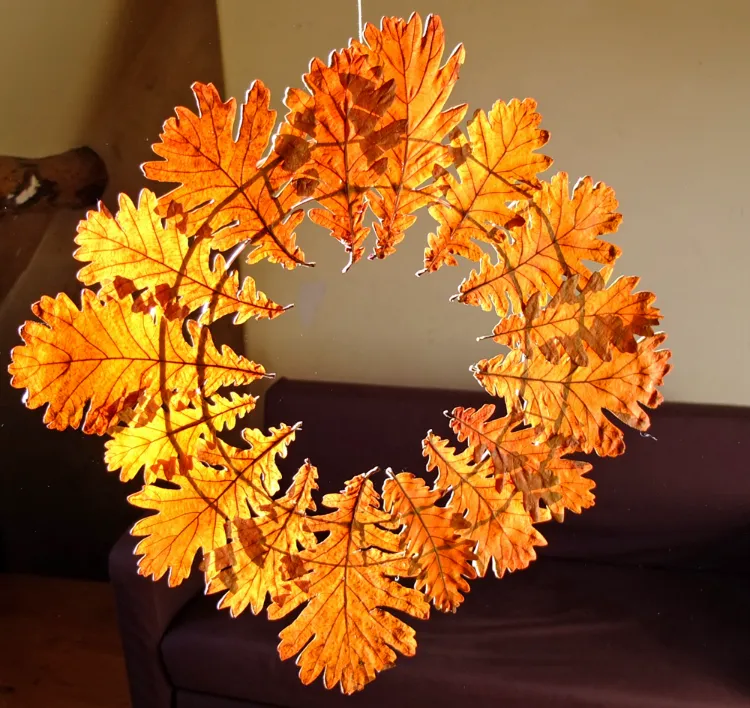 bricolage d automne avec des feuilles d arbre couronne chaine doré