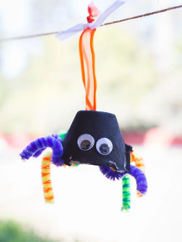 bricolage halloween boite oeuf décoration fabriquer enfants maternelle araignée