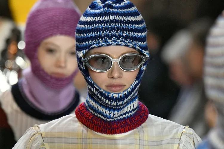 chapeaux et bonnets tendance mode femme automne-hiver 2022 2023 cagoule balaclava haute couture