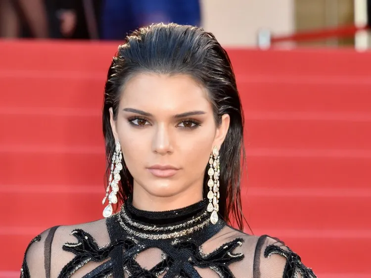 hairstyle winter 2022 2023 wet hair trend wet look fall kendall jenner