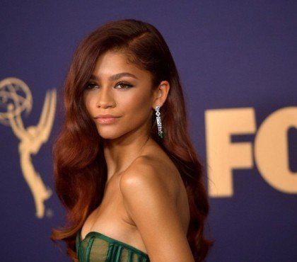 coloration hiver 2022-2023 tendance coloration auburn roux foncé Zendaya