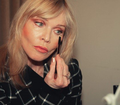 comment cacher les cernes après 50 ans à l'aide du maquillage anti cerne fond de teint tuto vidéo