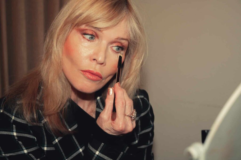 comment cacher les cernes après 50 ans à l'aide du maquillage anti cerne fond de teint tuto vidéo
