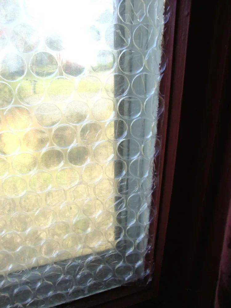comment éviter que le froid entre par les fenêtres installer film plastique papier buble