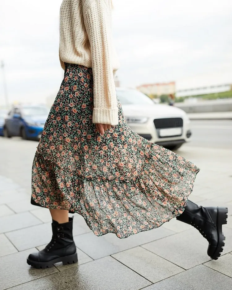 comment porter une jupe longue bohème à fleurs chaussures femme automne 2022 bottines à plateforme