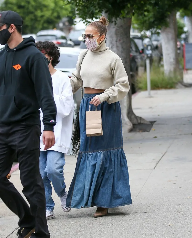 comment porter une jupe longue bohème en jean tenue Jennifer Lopez