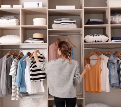 comment ranger le dressing pour optimiser l'espace vidéos astuces TikTok folding queen