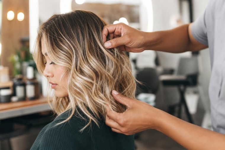 couleur blonde sur brune comment devenir blonde quand on est brune balayage cheveux tendance
