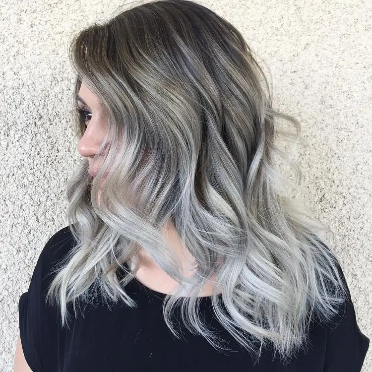 couleur cheveux gris blanc femme