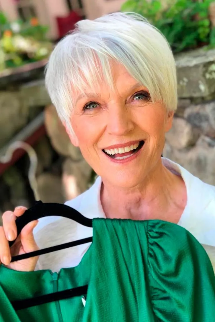 coupe cheveux gris femme 60 ans coupe au bol bowl cut automne 2022