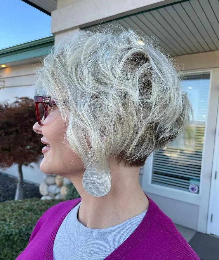 coupe de cheveux femme 60 ans avec lunettes 2022 coimment se coiffer quand on a 60 ans