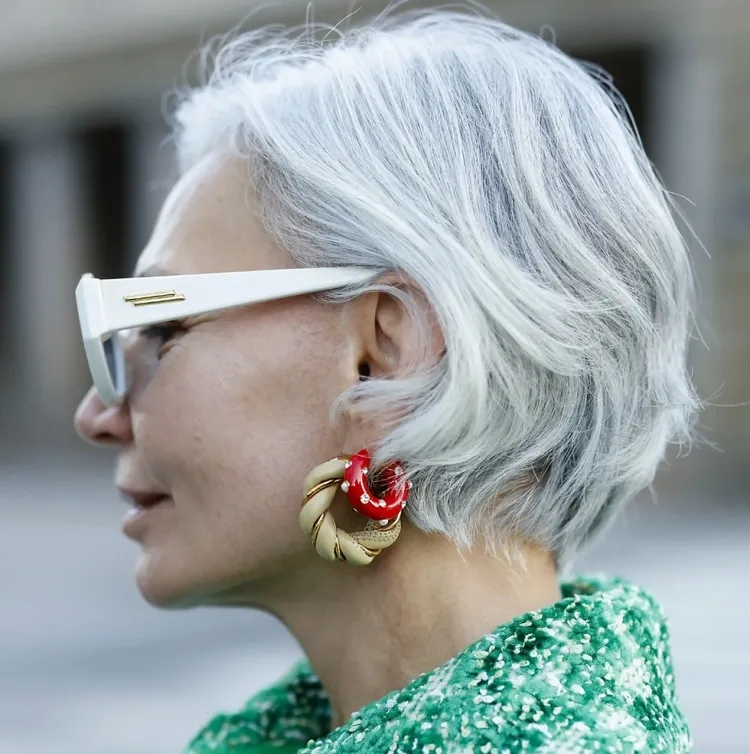 coupe de cheveux gris femme 50 ans avec lunettes pixie classique automne 2022