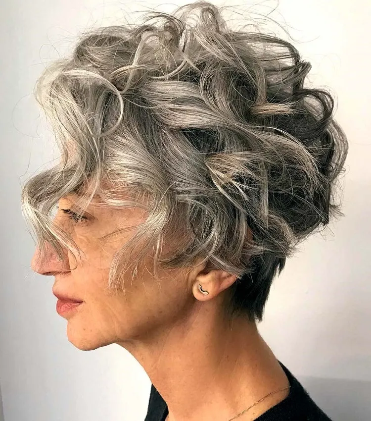 coupe mi courte mi longue femme 60 ans cheveux gris pixie bob wavy tendance coiffure automne 2022