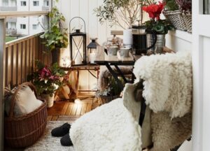 deco balcon cocooning automne coussins XXL couvertures fausse fourrure qui réchauffent