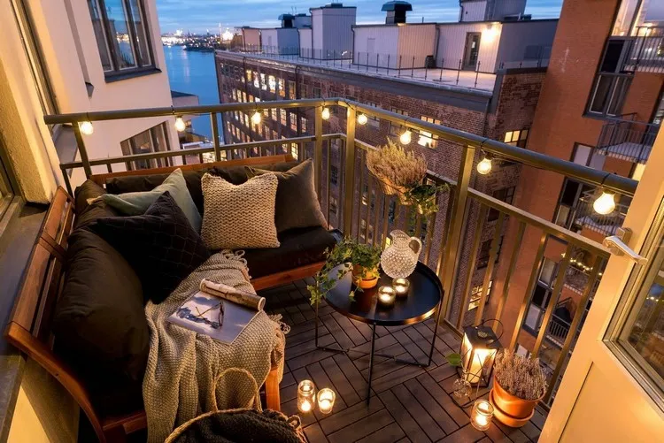 deco balcon cocooning en automne guirlande lumineuse bougies