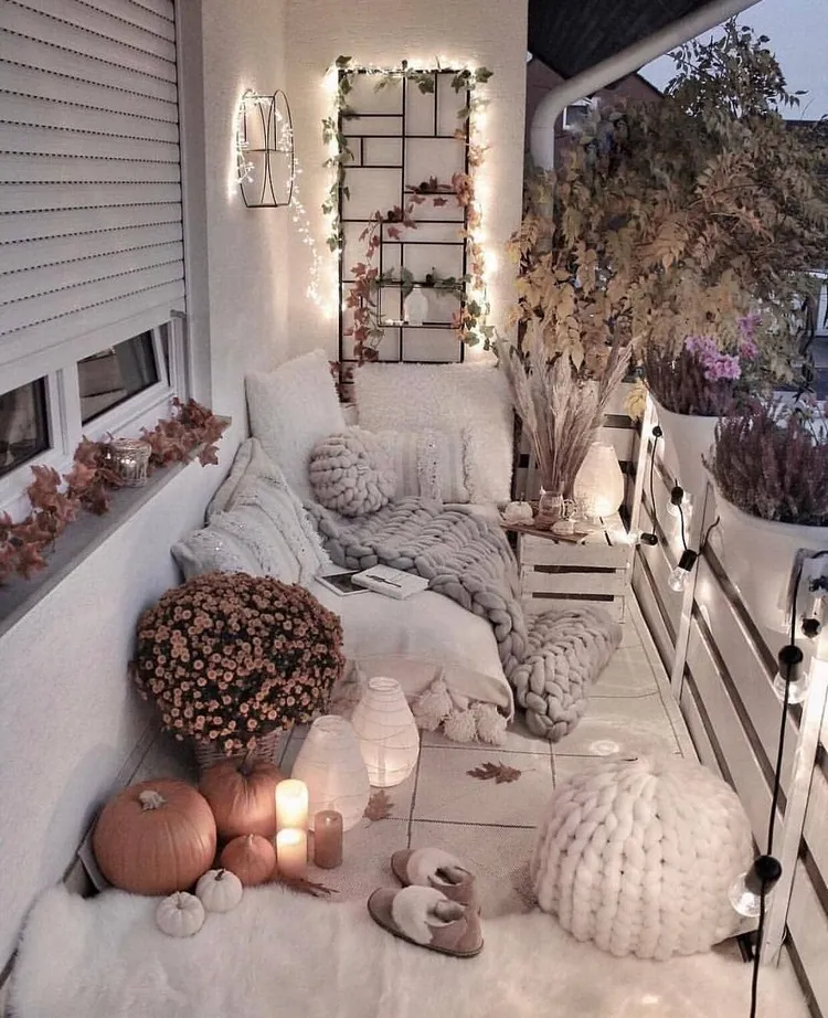 déco balcon pas cher DIY citrouilles décoratives fleurir son balcon en automne pots de chrysanthèmes