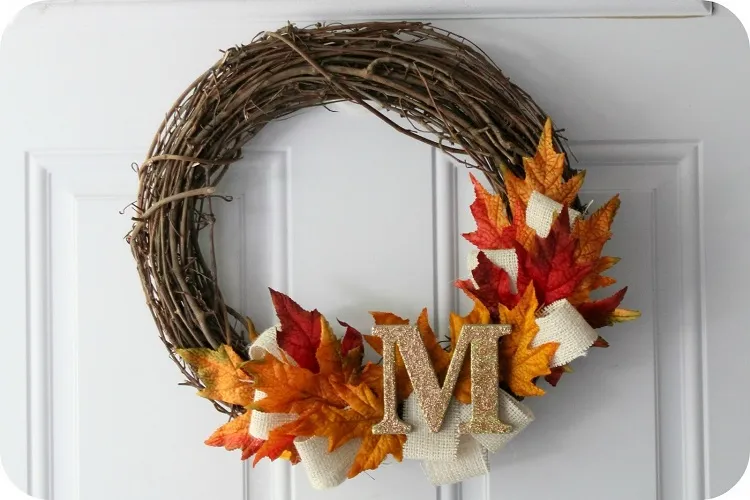 décoration simple pour la porte d'entrée avec du bois et feuilles séchées