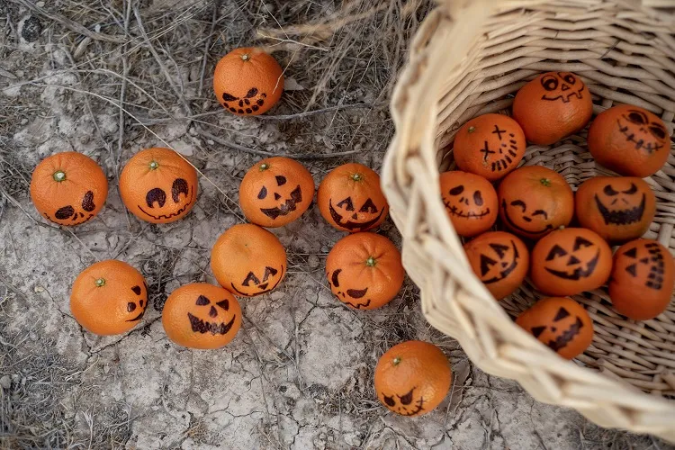 décorer les fruits en dessinant des visages effreyants