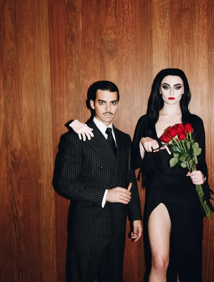déguisement halloween couple fait maison 2022 famille Addams Gomez et Morticia