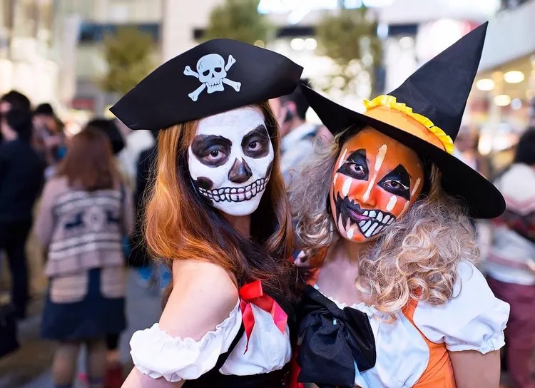 déguisement halloween qui fait peur femme maquillage citrouille et pirate