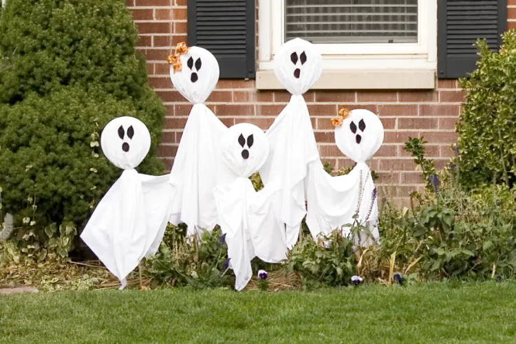 fantômes dans le jardin Halloween 2022