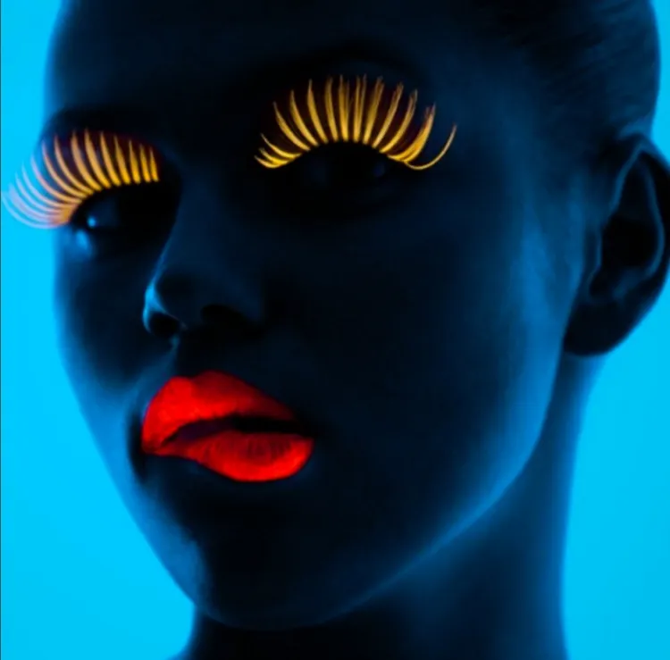 faux cils rouge lèvres maquillage fluorescent visage Halloween idées produits