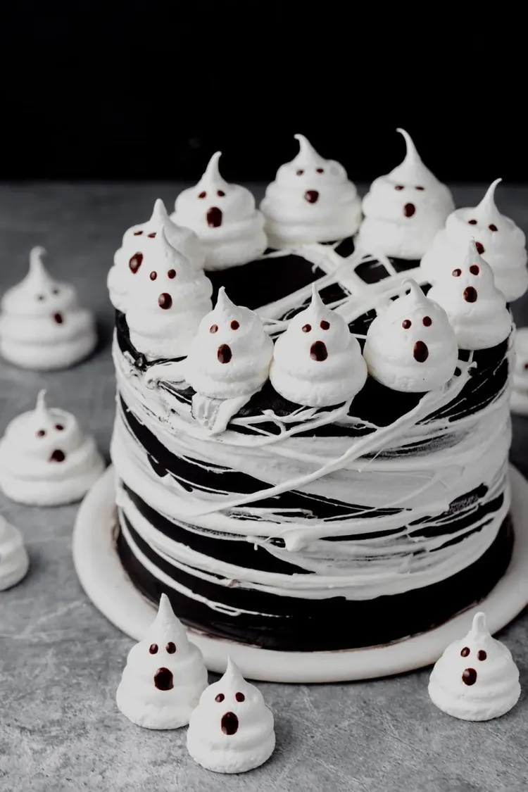 A simple cake for Halloween with ghosts from meringue