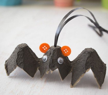 idée bricolage halloween avec boite oeufs chauve souris suspendre