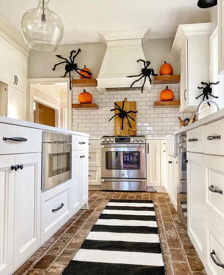 idée déco halloween intérieur cuisine maison citrouilles araignées décor noir blanc orange