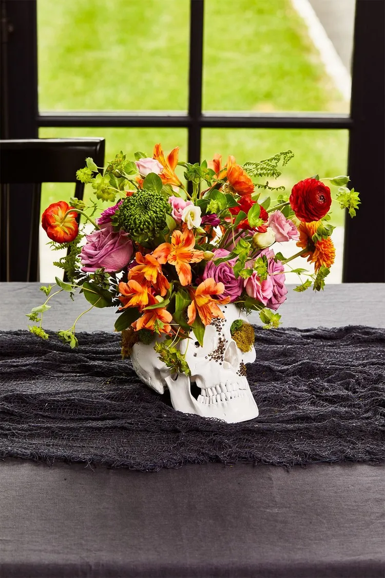 idée déco table halloween 2022 centre de table vase tête de mort avec fleurs déco florale