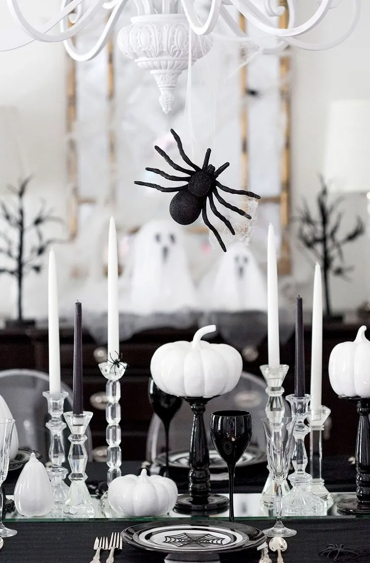 idée déco table halloween en nooir et blanc centre de table sophistiqué citrouille blanche