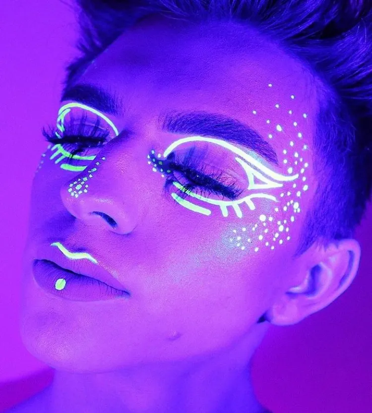 idée originale élégante maquillage fluorescent visage Halloween 2022 néon
