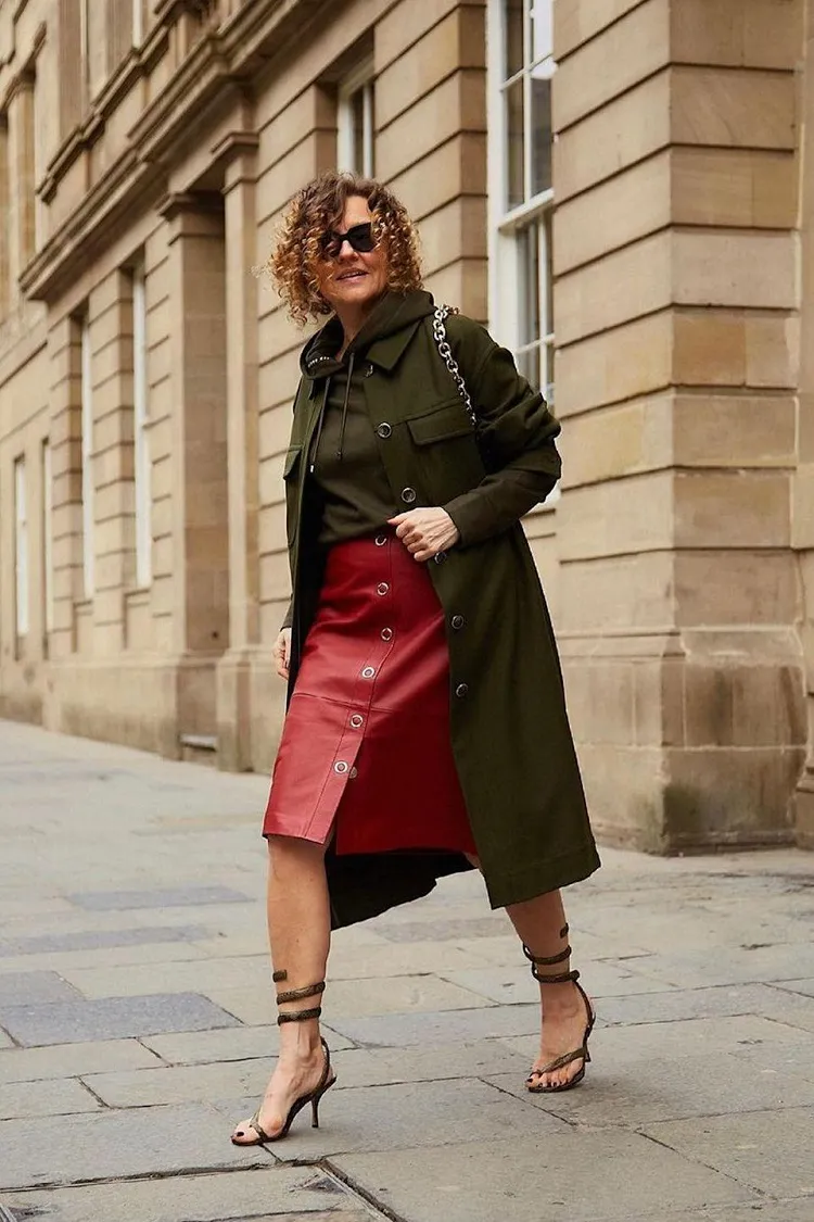 idee tenue jupe femme 40 ans cuir coloré rouge automne 2022 style femme 50 ans