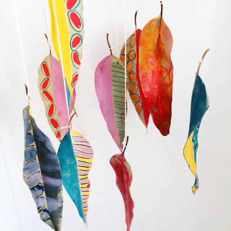 idées bricolage automne avec des feuilles arbre multicolores suspendues