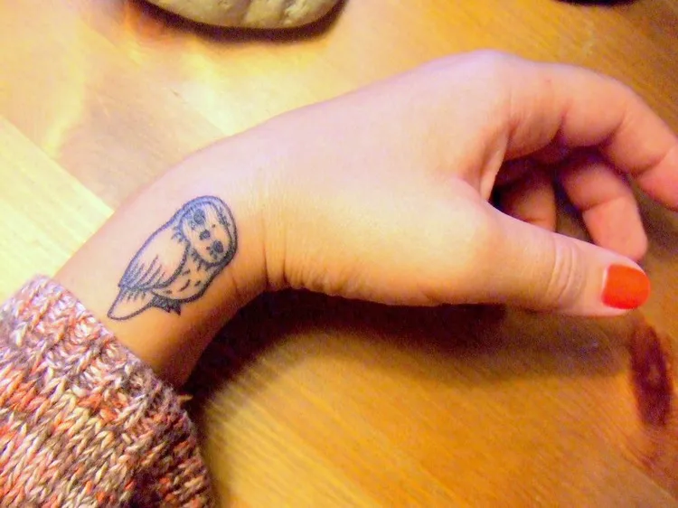 idées en images tatouage hibou femme sur le poignet