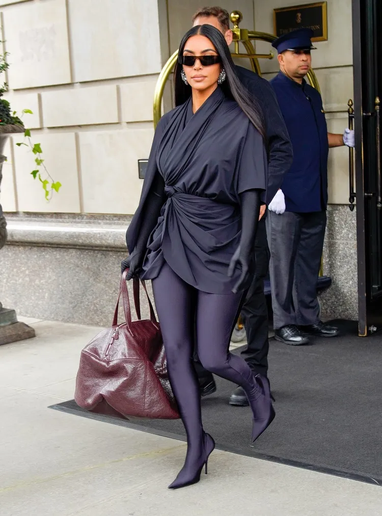 kim kardashian tenue noire moulante balenciaga comment s'habiller petite femme mesure 1 m 56