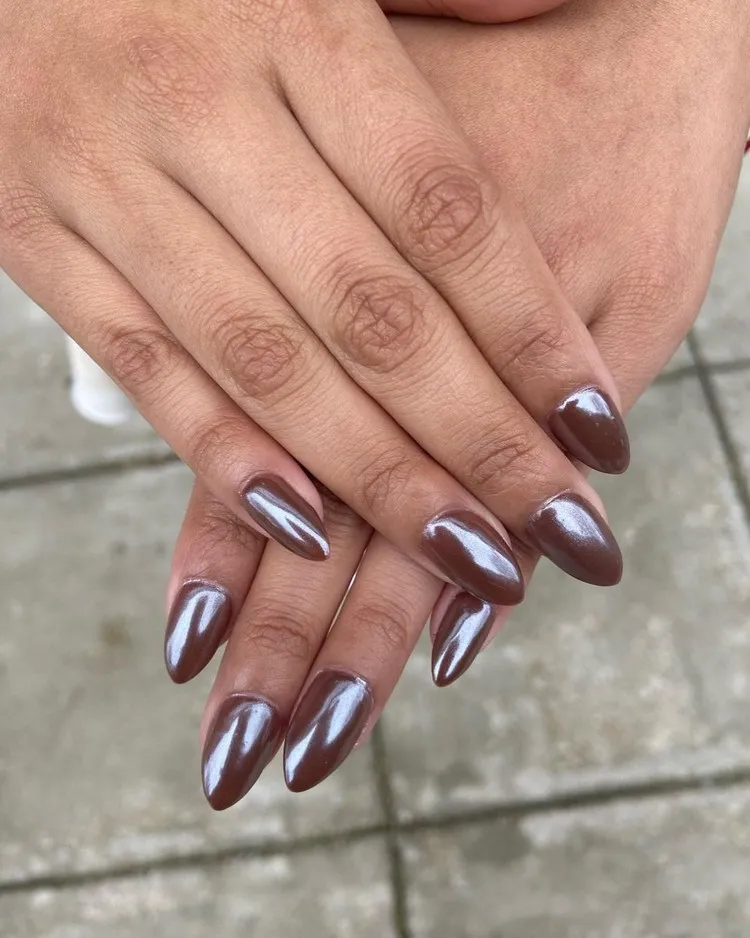 Hailey Bieber's manicure chocolate glazed donut nails ongle en gel automne 2022