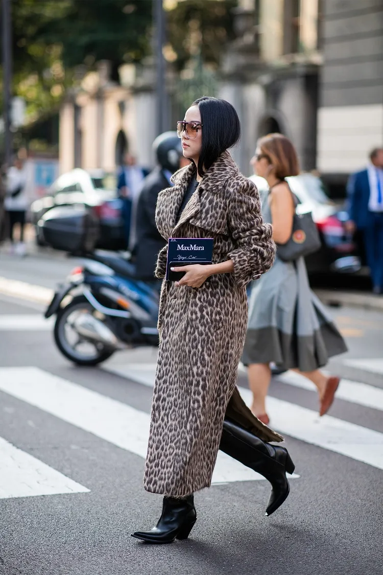 manteau long hiver imprimé animalier motif leopard femme bottes santiags cuir noir