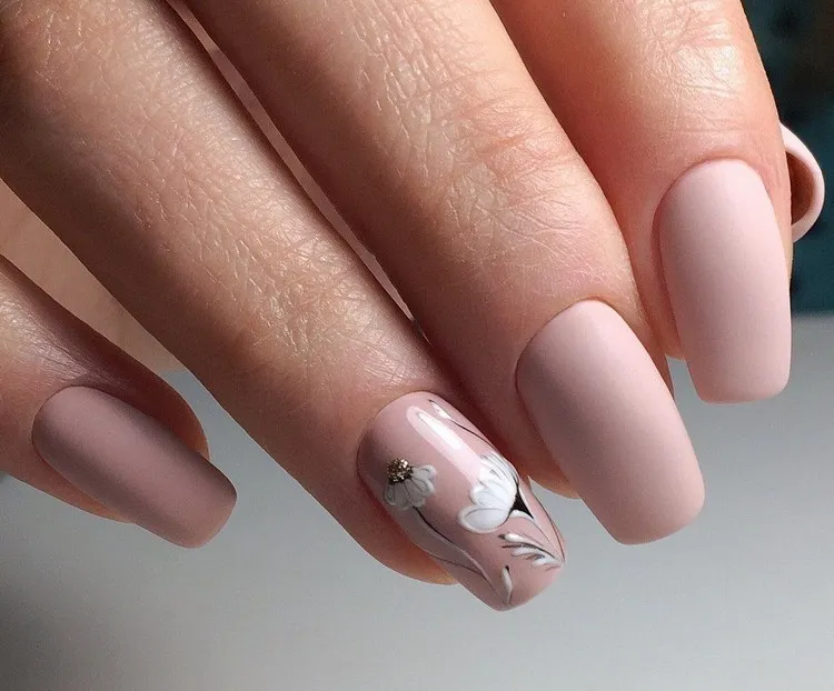 manucure automne 2022 nude nails nail art fleur