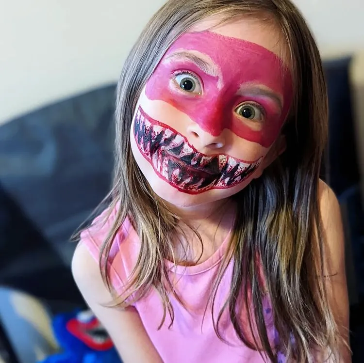 maquillage Huggy Wuggy Halloween 2022 idée facile couleur rose