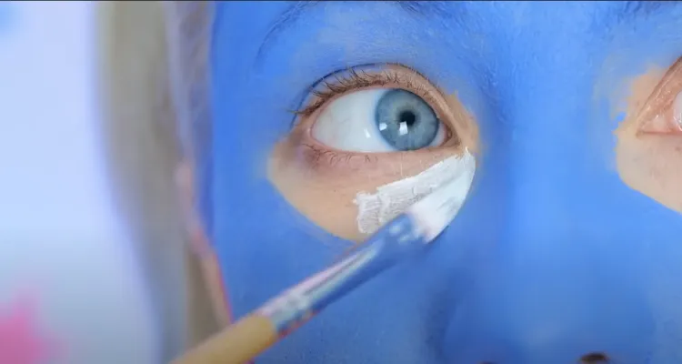 maquillage Huggy Wuggy Halloween tutoriel facile photos étapes peluche bleue affreuse