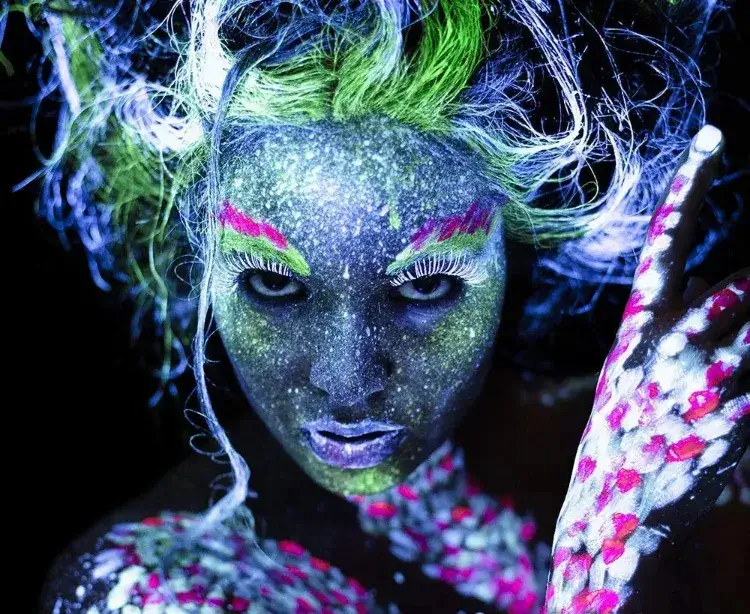 maquillage fluorescent artistique pour visage corps cheveux Halloween idées