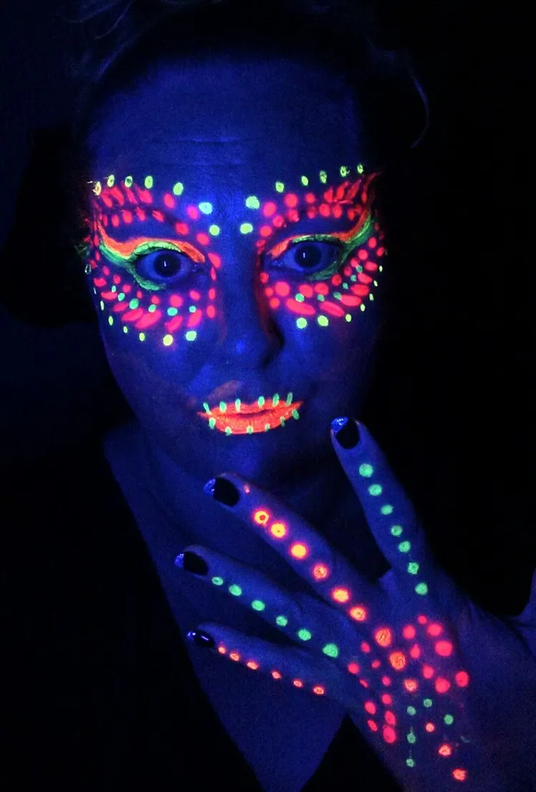 maquillage fluorescent maison visage mains Halloween 2022 techniques idées