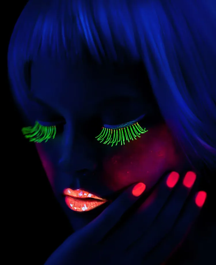 maquillage fluorescent visage Halloween 2022 extensions cils rouge lèvres vernis