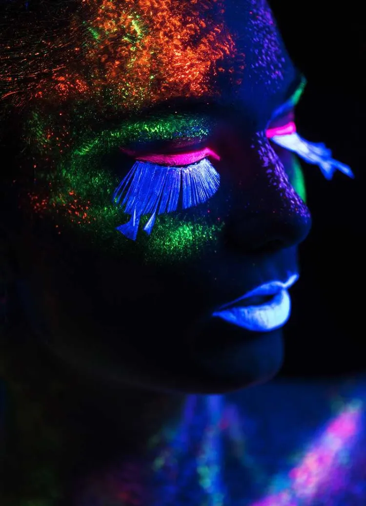 maquillage fluorescent visage Halloween 2022 facepaint néon brille dans noir