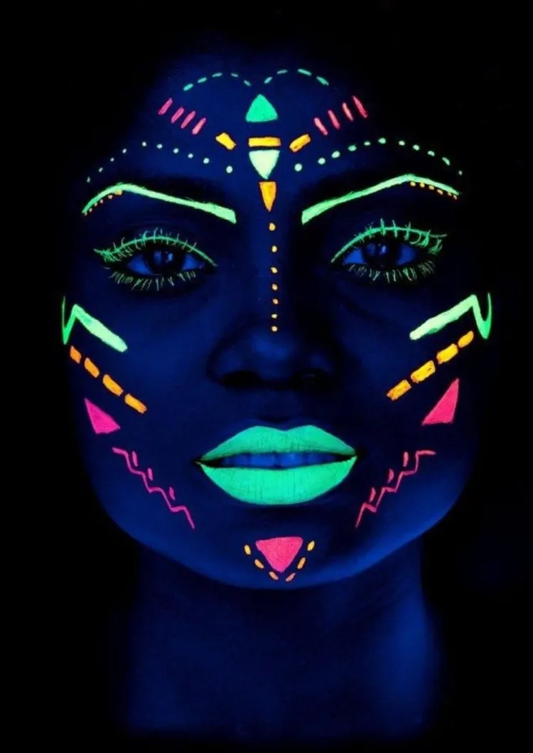 maquillage fluorescent visage Halloween 2022 motifs ethniques répétitifs