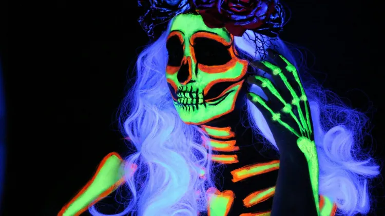 maquillage fluorescent visage Halloween 2022 squelette calavera tete mort